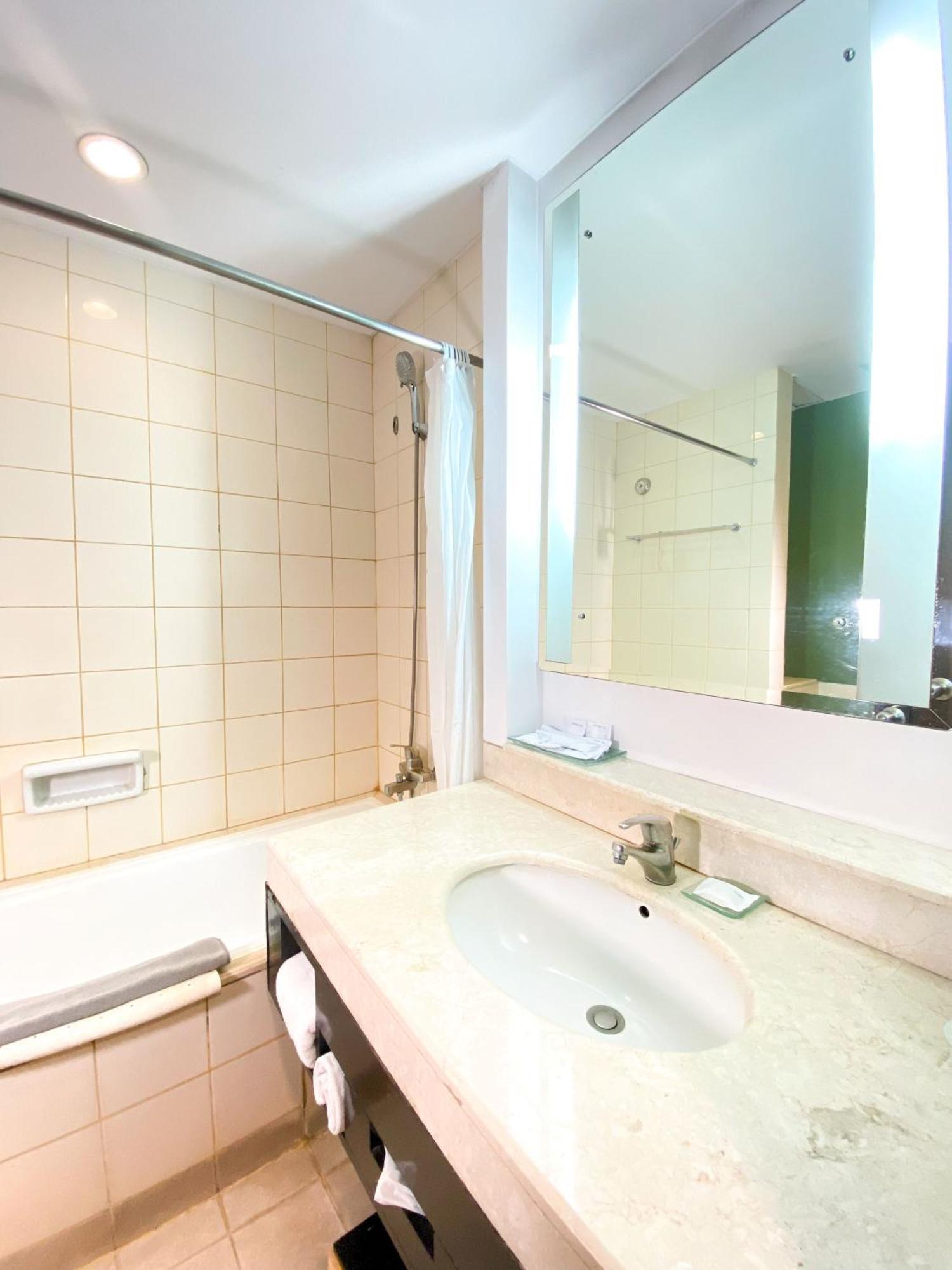 Hotel Santika Premiere Malang Esterno foto